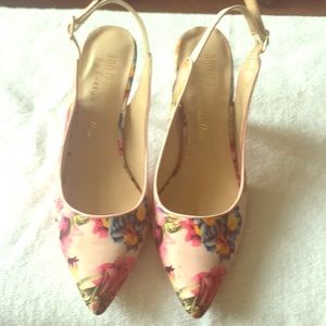 Ann Marino by Bettye Mullec Flowered Fabric Pumps. NIB New.